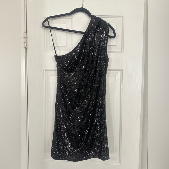 NWT GENERATION LOVE LUCETTE SEQUIN ONE SHOULDER DRESS IN BLACK Size Medium - Picture 3 of 6